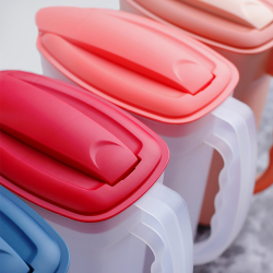 2 x Getränkekrug in der Farbe: Transparent-Apricot / für Saft, Wasser, Eistee, Softdrinks / Kanne, Behälter, Kühlschrankkrug / Multifunktionsbox mit Deckel 2 Liter, BPA-frei, Kunststoff
